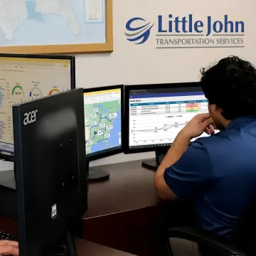 Dispatcher monitoring reefer freight shipment