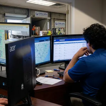 Dispatcher tracking expedited dry van freight