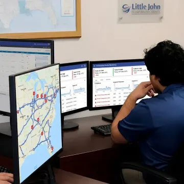 Dispatcher monitoring frozen food reefer shipment temperatures