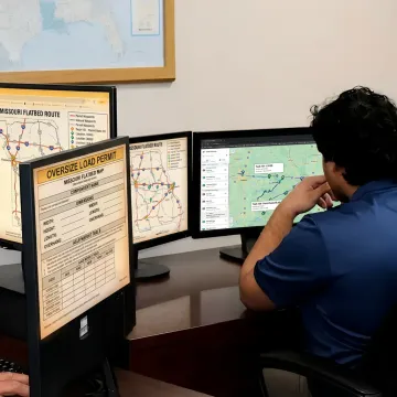 Dispatcher coordinating flatbed freight route planning