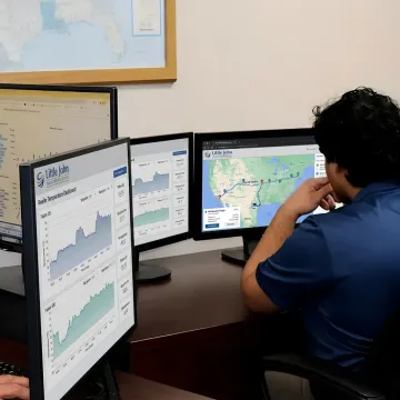 Dispatcher monitoring refrigerated freight shipment