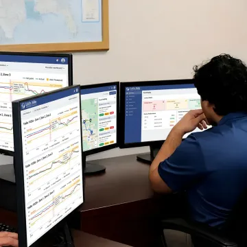 Dispatcher monitoring refrigerated freight shipment