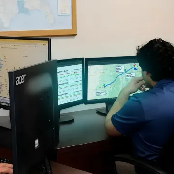 Dispatcher monitoring reefer freight temperature data