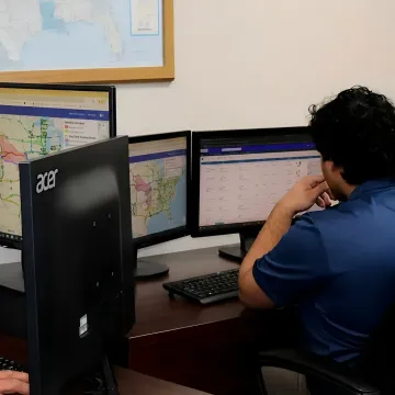 Dispatcher coordinating flatbed freight routing