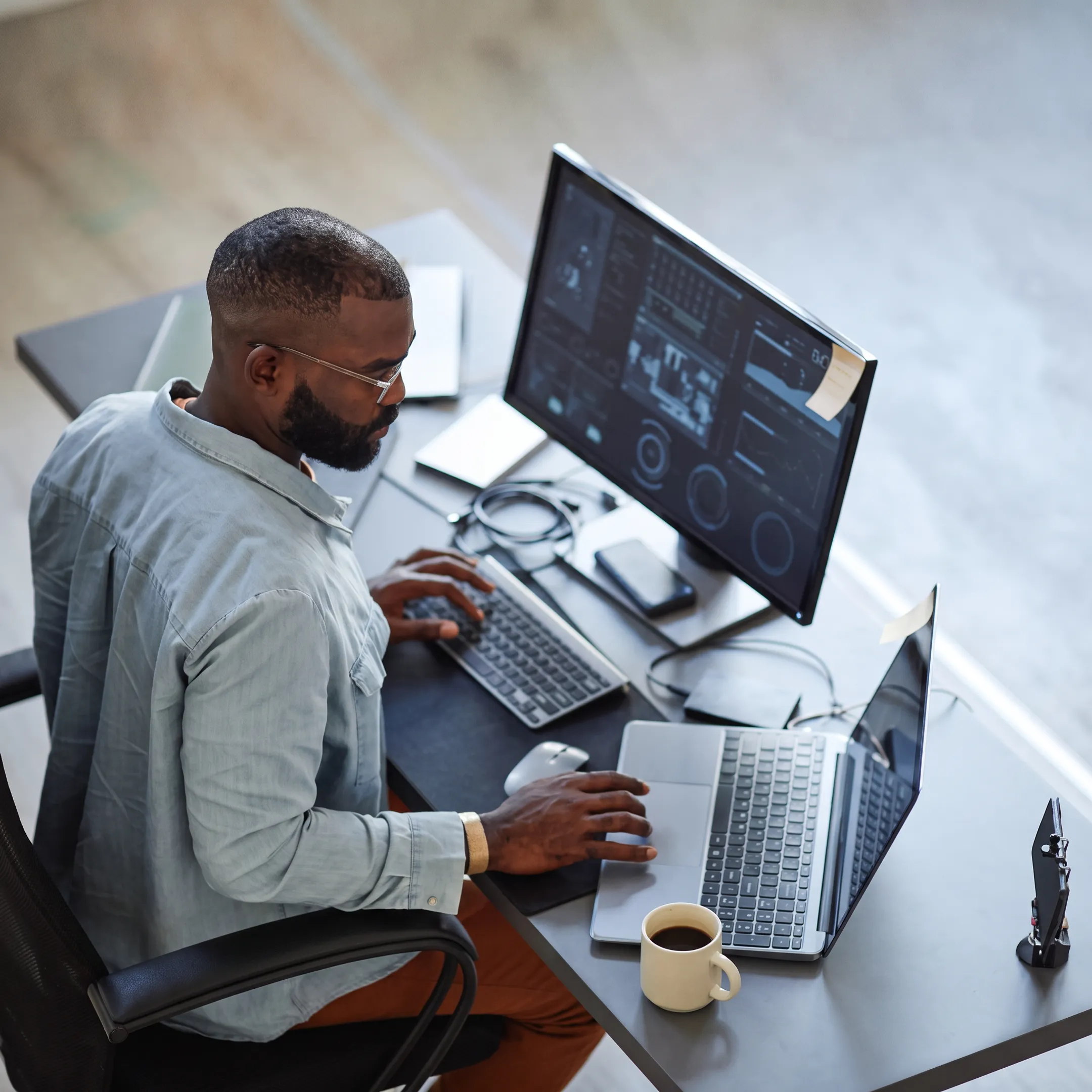 IT specialist monitoring business systems in a Chicago office