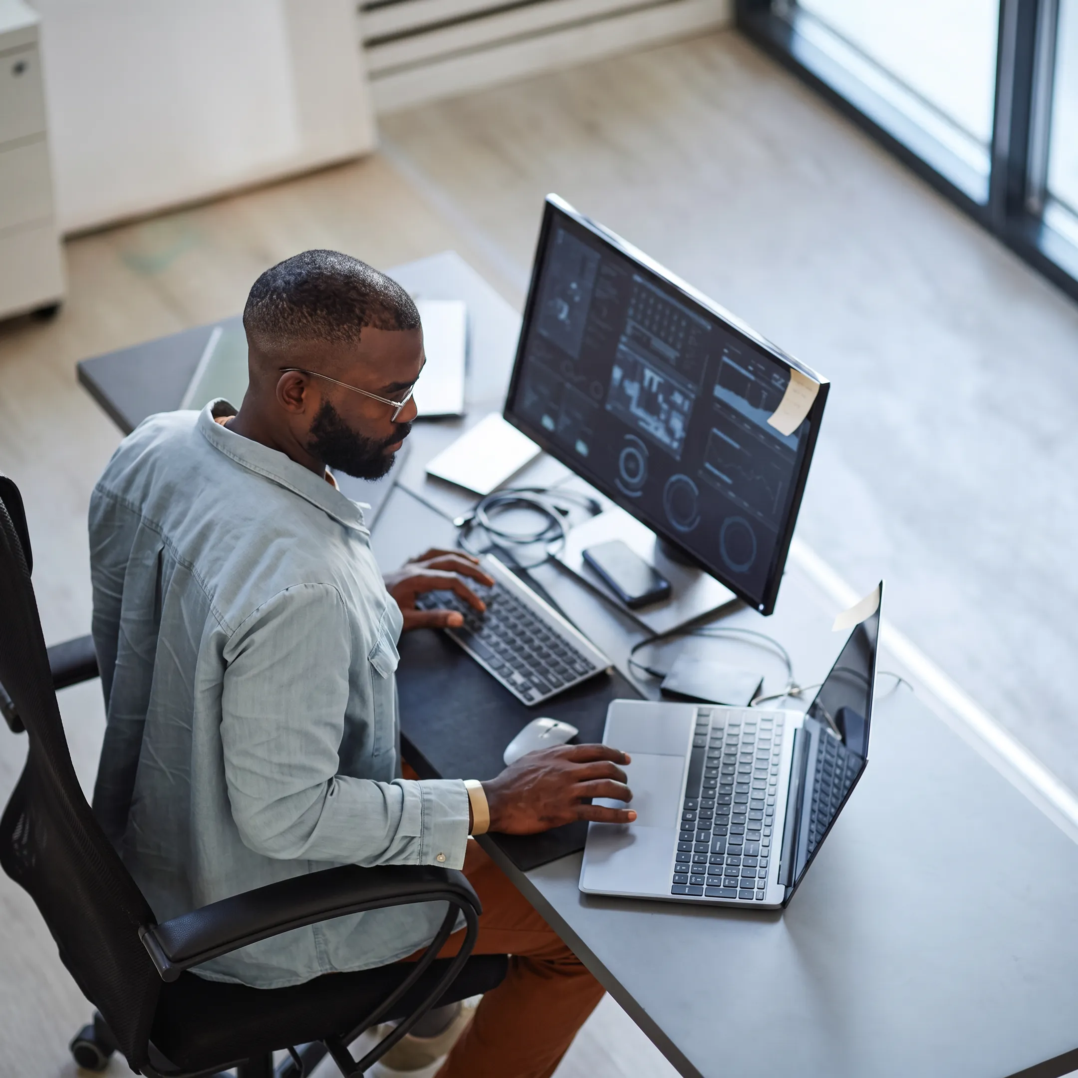 IT security consultant reviewing cybersecurity controls with a business team
