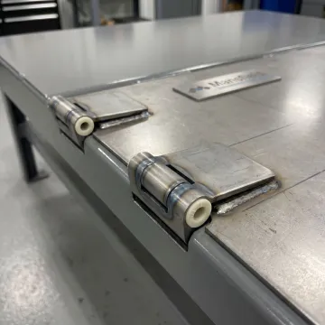 Weld-on trailer hinge with nylon insert bushing