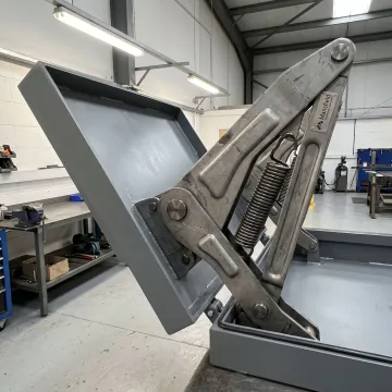 Heavy-duty counterbalance hinge supporting an industrial lid