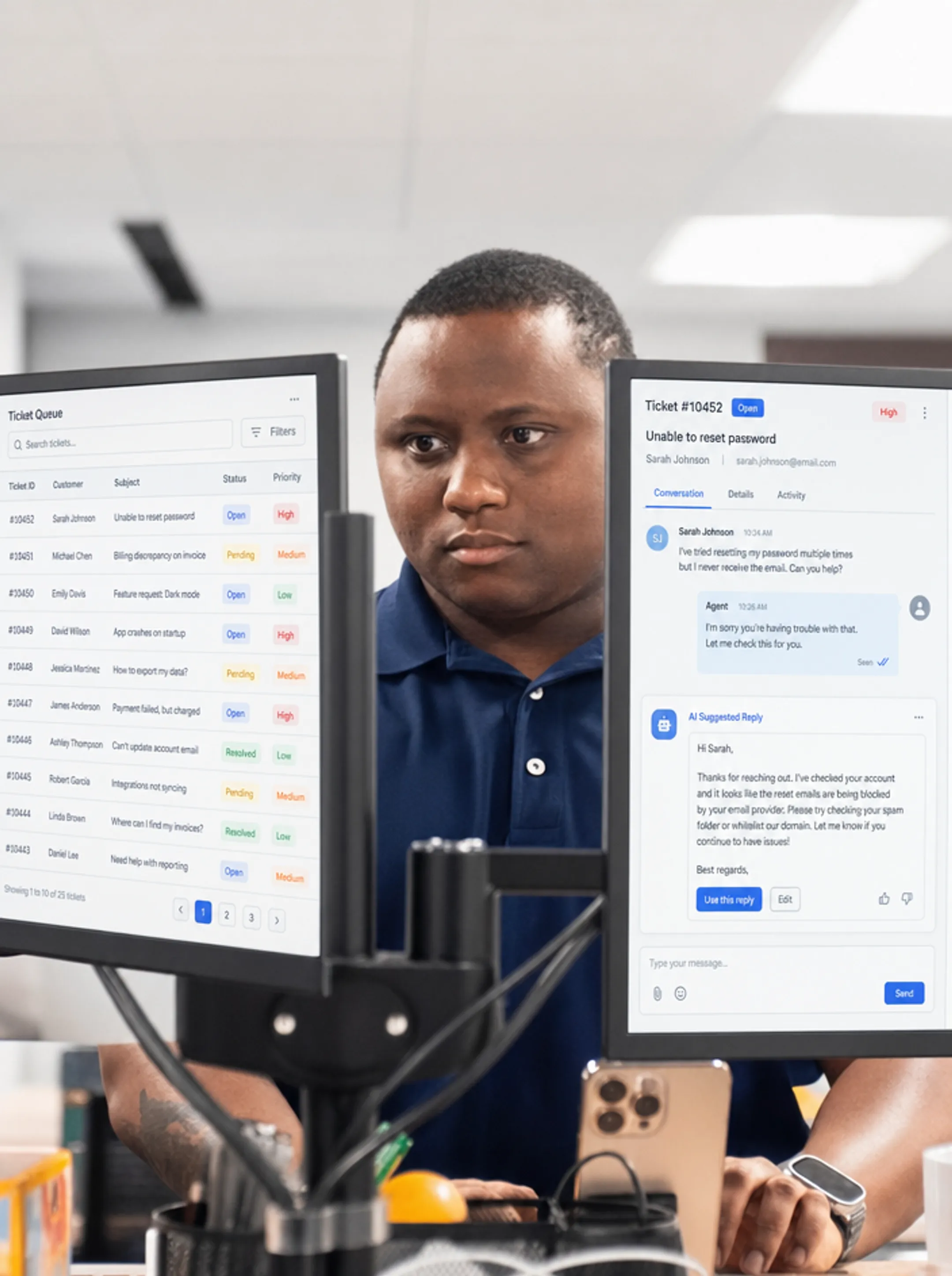 Customer support agent using AI-powered help desk software interface