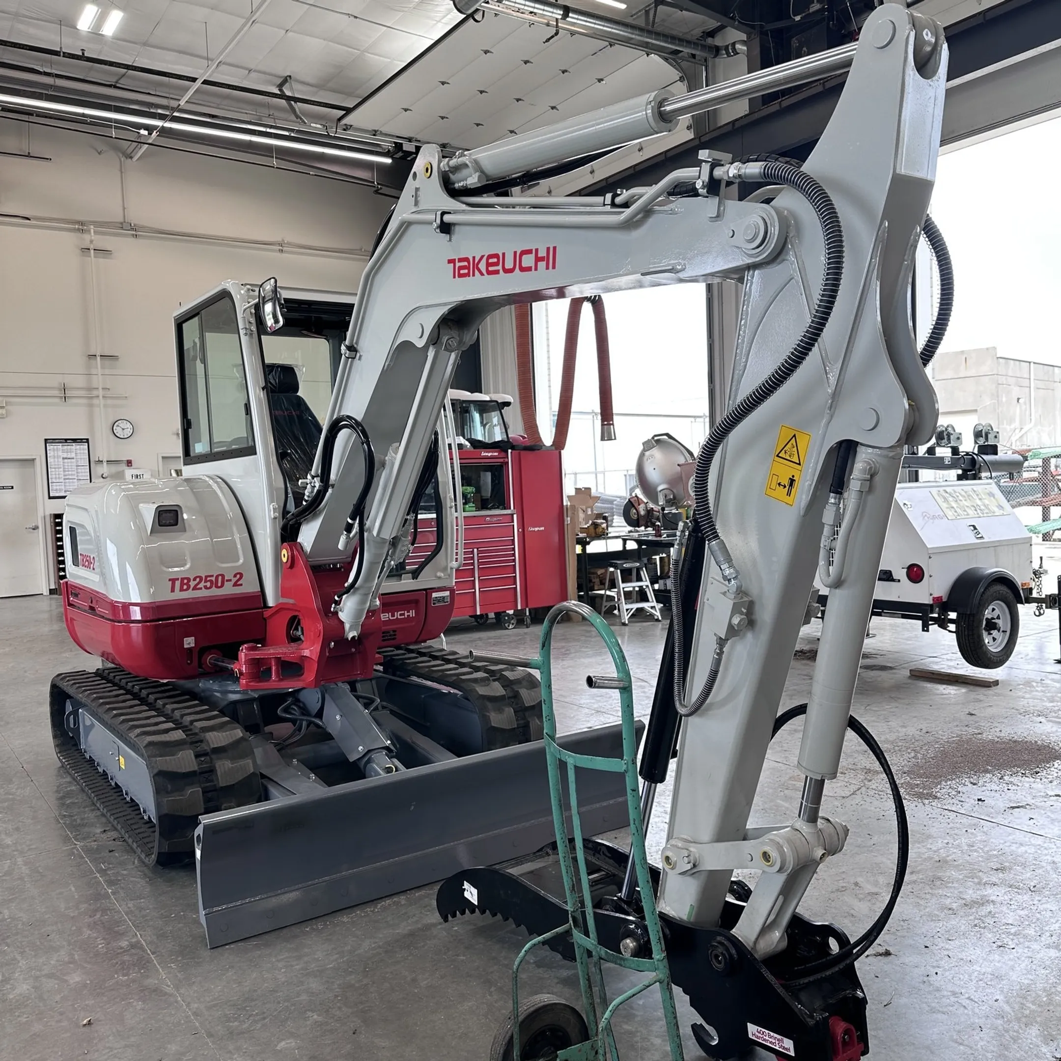 Mobile technician diagnosing a hydraulic cylinder on an excavator