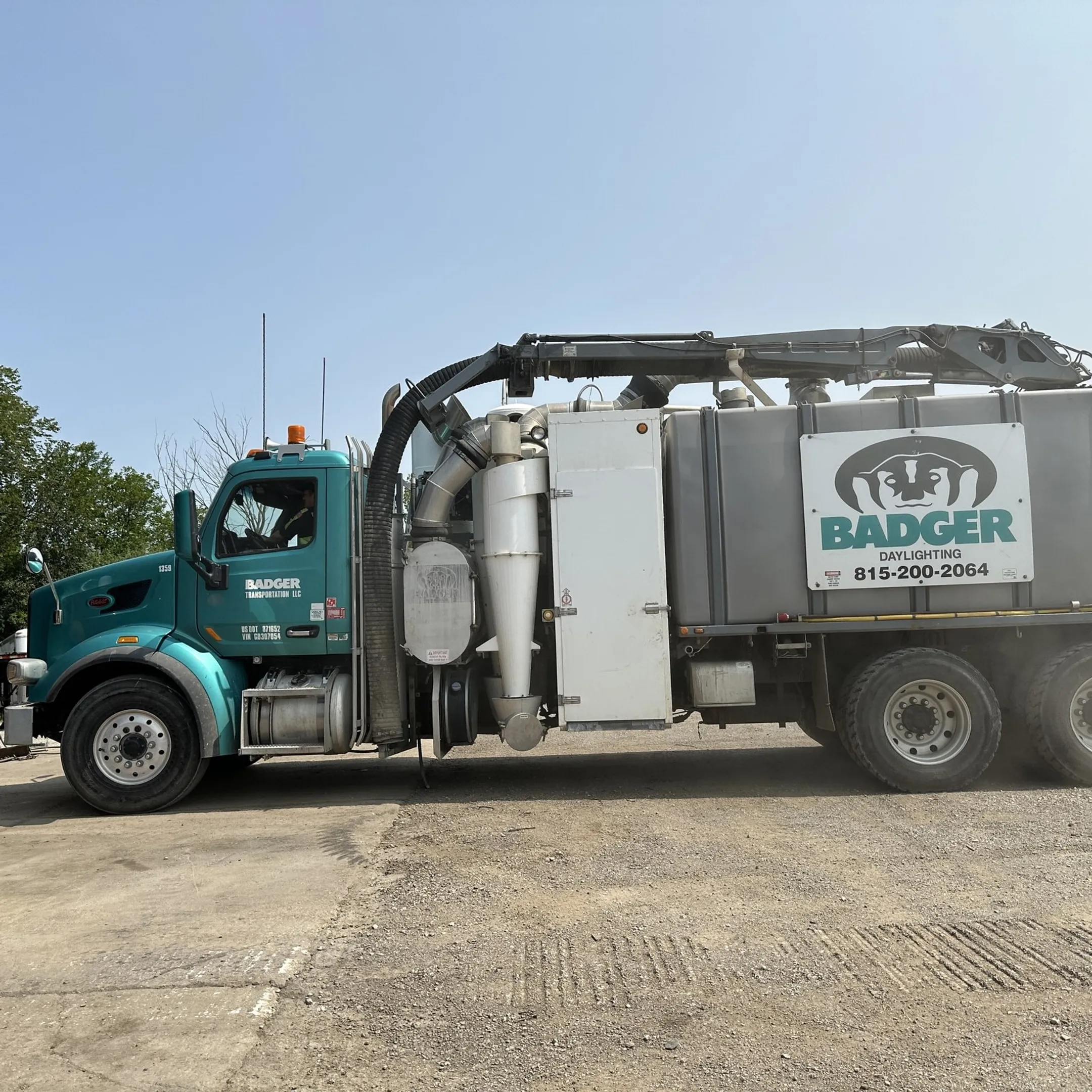 Construction fleet receiving coordinated maintenance support