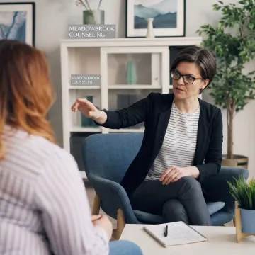 Therapist guiding a calm EMDR therapy session