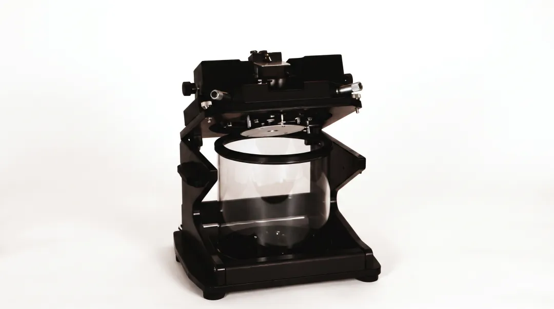 Environmental isolation chamber for AFM testing sensitive 2D materials