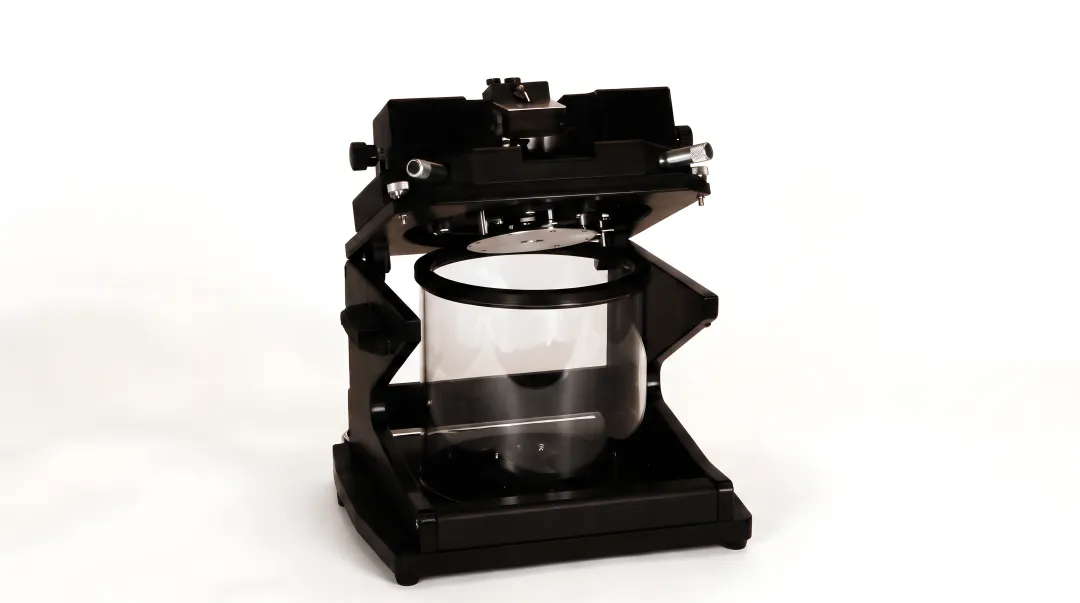 Temperature-controlled BioAFM sample stage with environmental isolation chamber