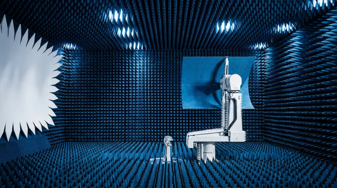 Near-field antenna testing chamber with planar scanner measuring array radiation pattern