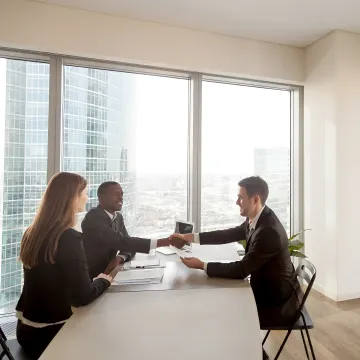 HR consultant leading an employee communication workshop