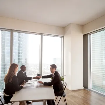 HR trainer coaching managers on employee feedback