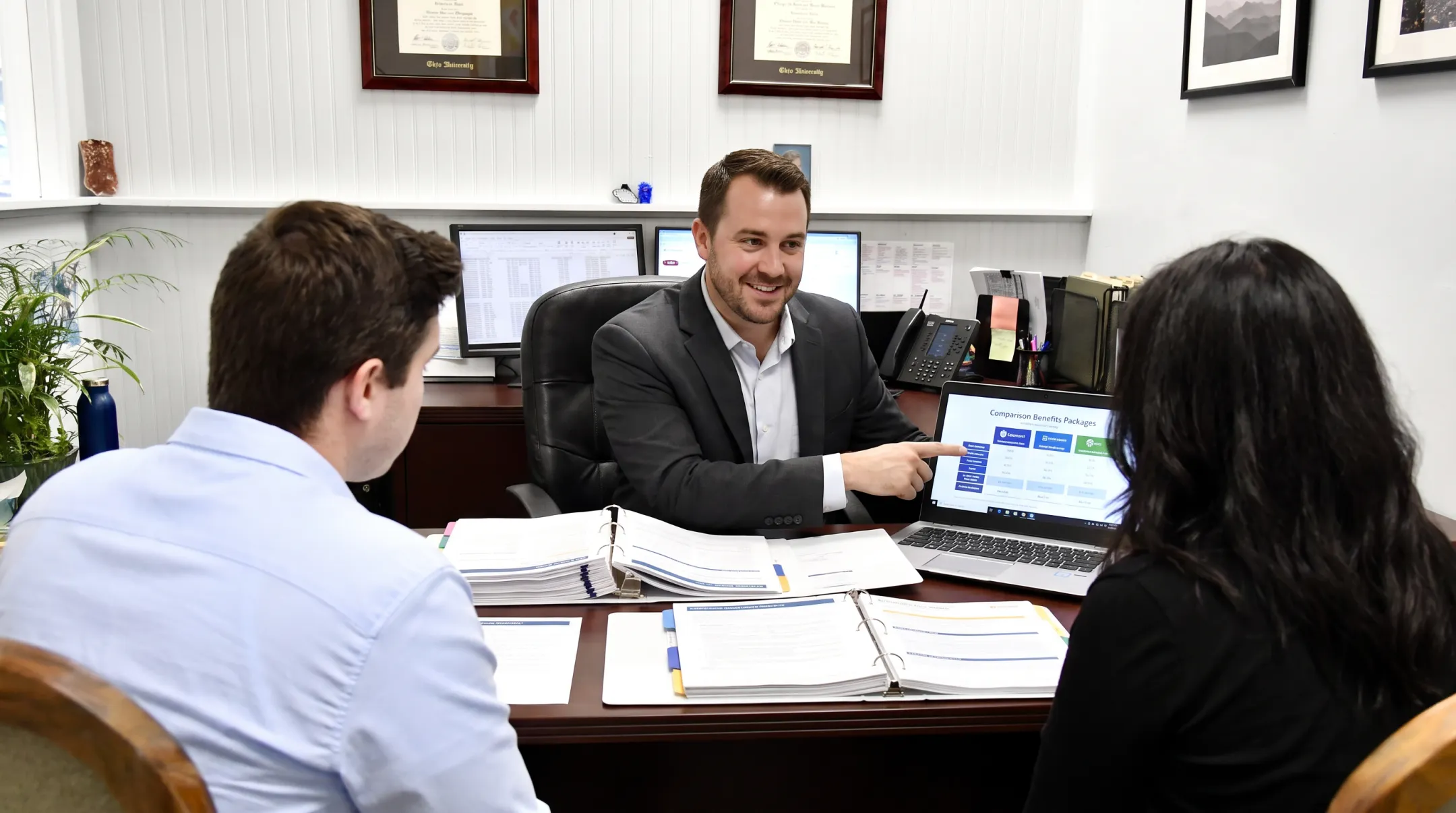 Muneris Benefits advisor consulting with employer on benefits package options