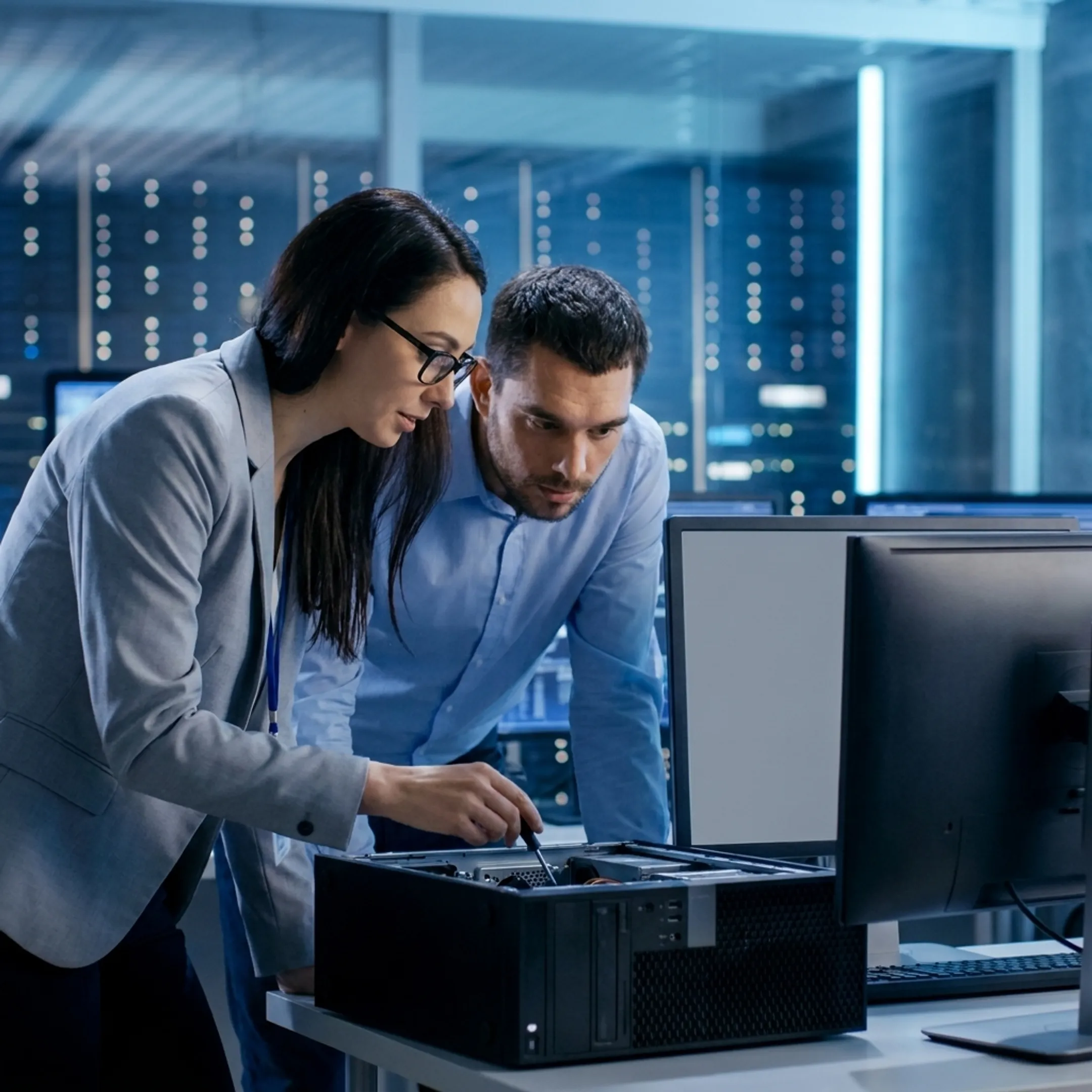 IT professional helping a business employee with a computer issue