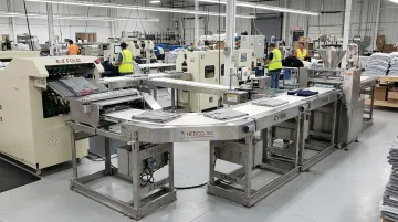 E-Z Fold CV-500 modular automatic conveyor system on packaging line