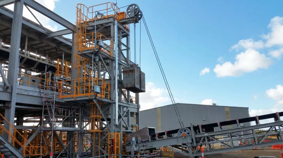 Gravity counterweight take-up unit on industrial conveyor system tail pulley