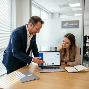 E-commerce consultant teaching online store strategy