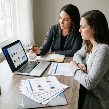 E-commerce coach reviewing online store strategy with entrepreneur