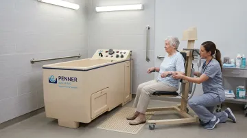 Ergonomic bathing system with rail-free transfer design in long-term care facility