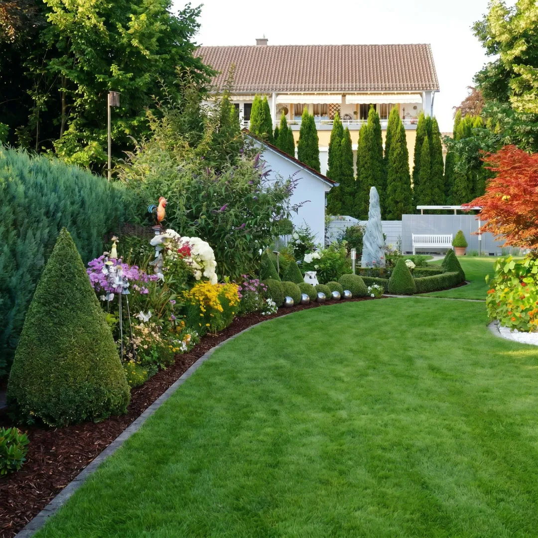 Homeowner yard with fresh mulch and trimmed lawn