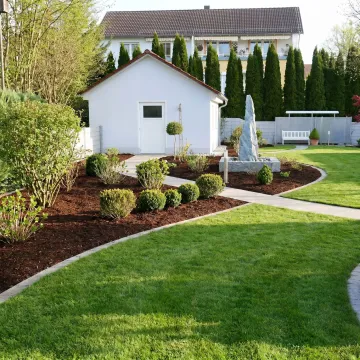 Freshly cleaned spring yard with mulch and trimmed beds