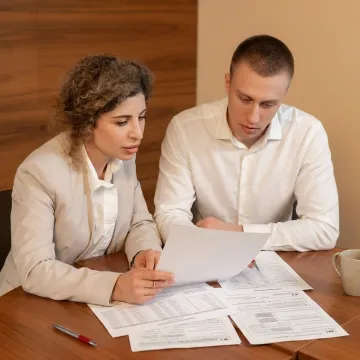 Payroll specialist assisting a small business client