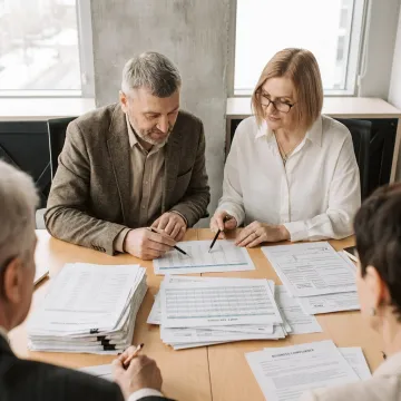 Payroll advisor assisting a restaurant owner