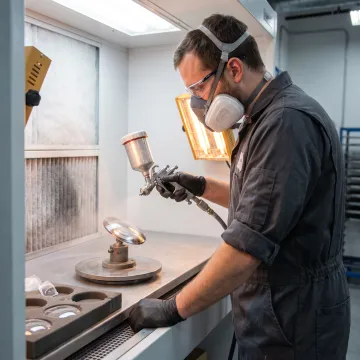 Scratch-resistant polycarbonate lens with UV coating application