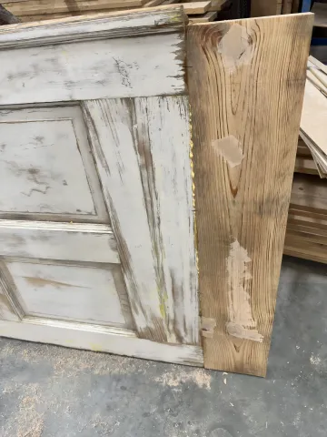 Natural white oak kitchen cabinets with warm wood grain finish in modern kitchen