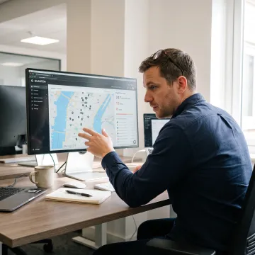 Operations manager reviewing device locations on a fleet tracking dashboard