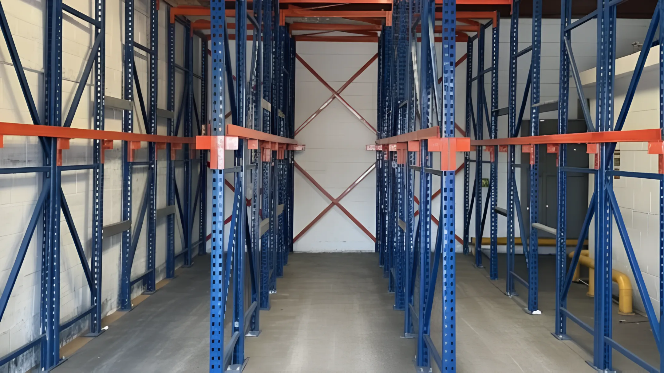 E-commerce and distribution warehouse pallet racking