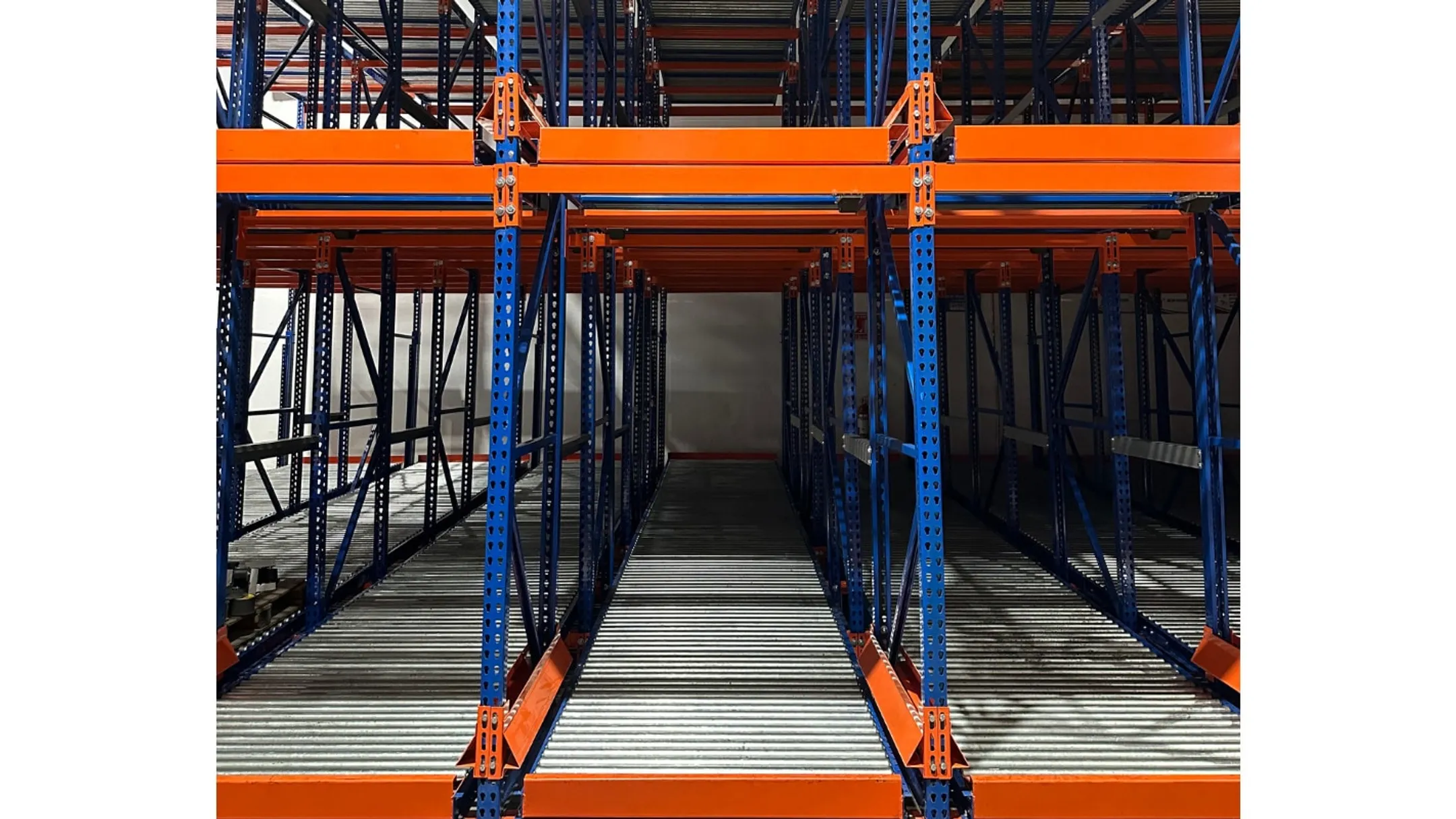 Matador APS automated pallet shuttle system moving pallets within rack lane