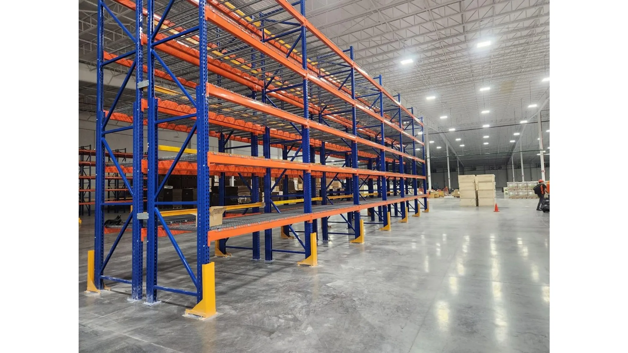 Selective pallet racking system with open bays in warehouse