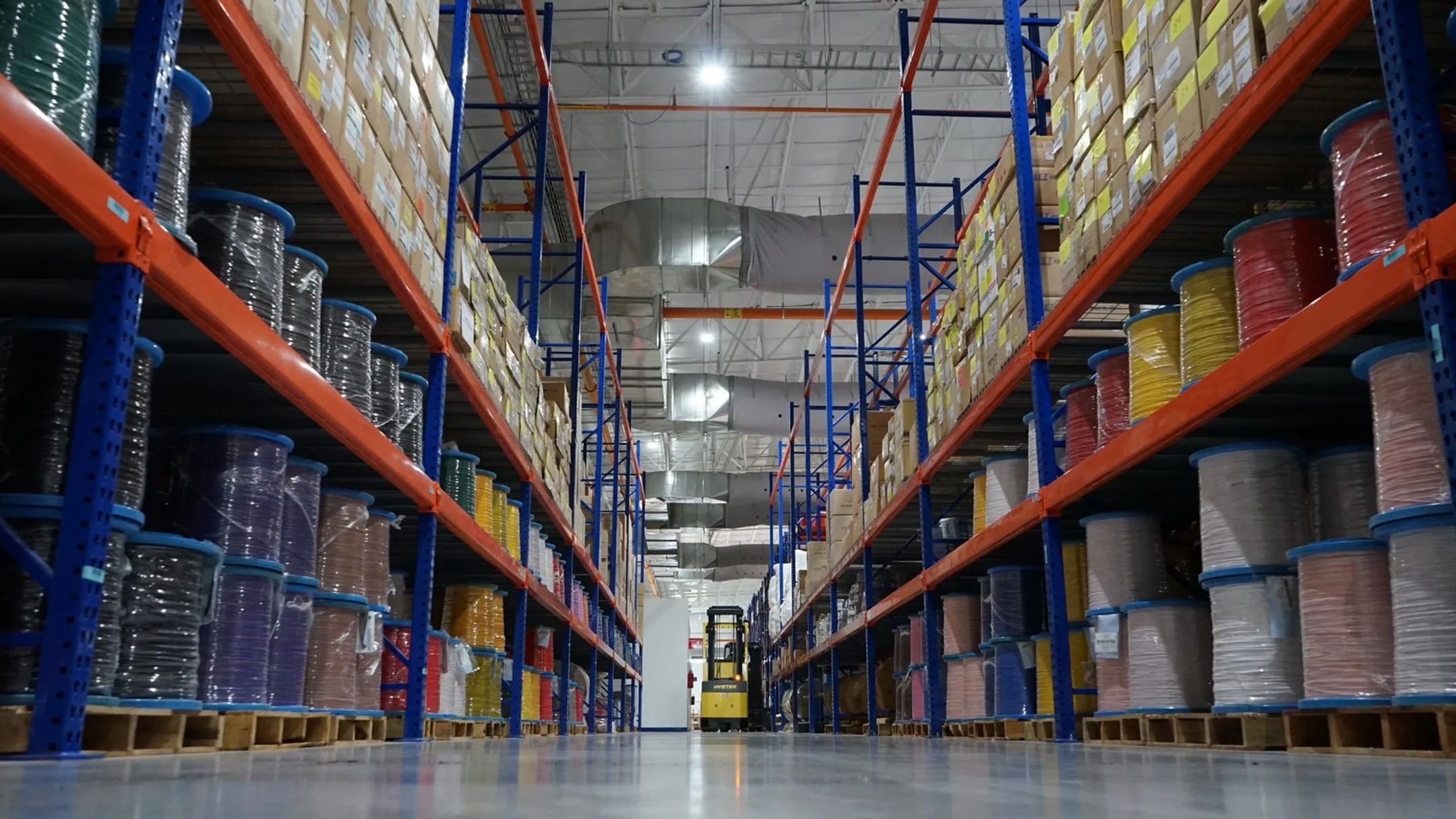Autonomous mobile robots assisting warehouse workers with order picking