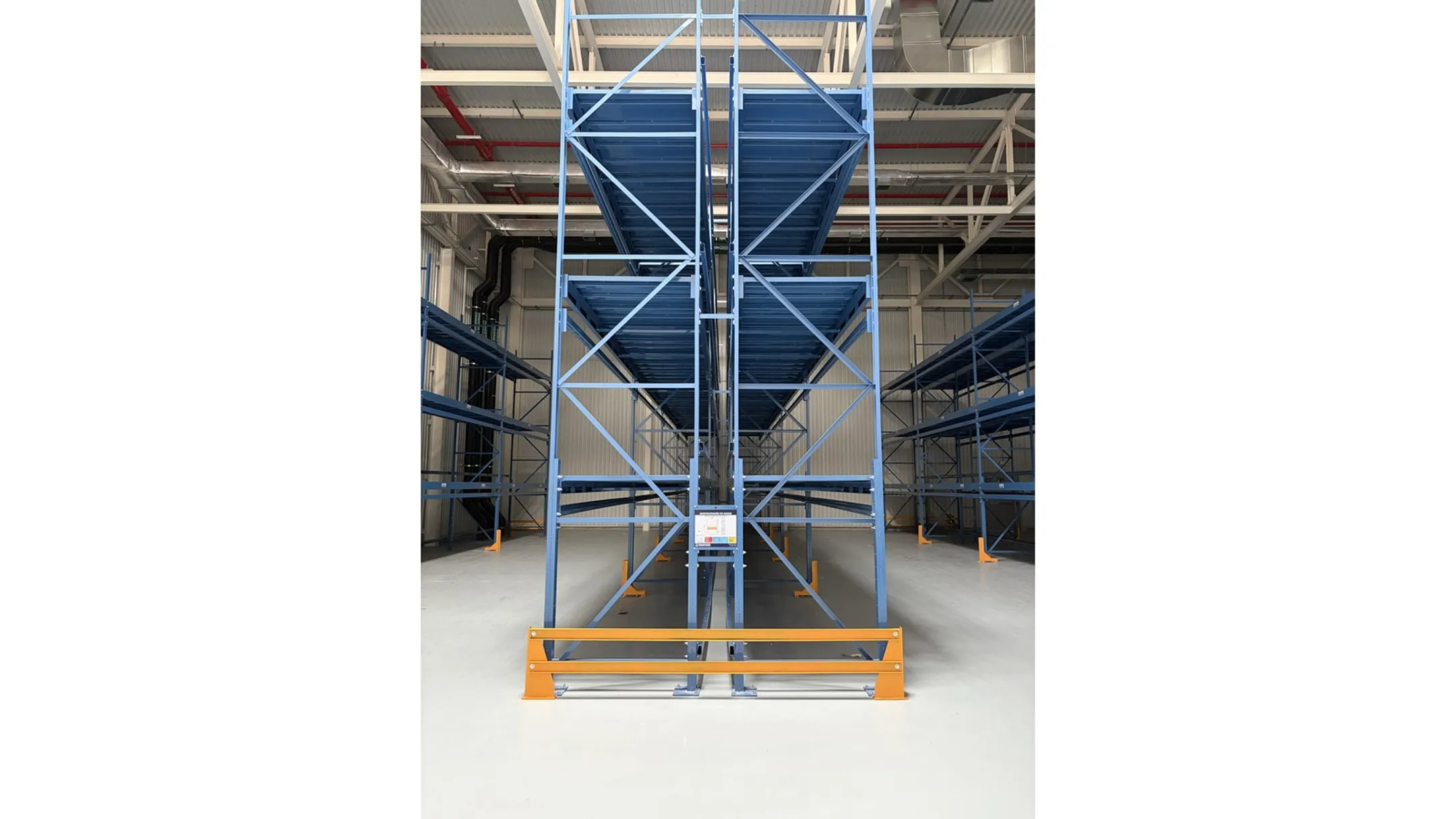 Roll-formed boltless pallet racking system in fulfillment warehouse