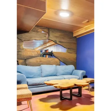 Art-filled lodge in Hocking Hills