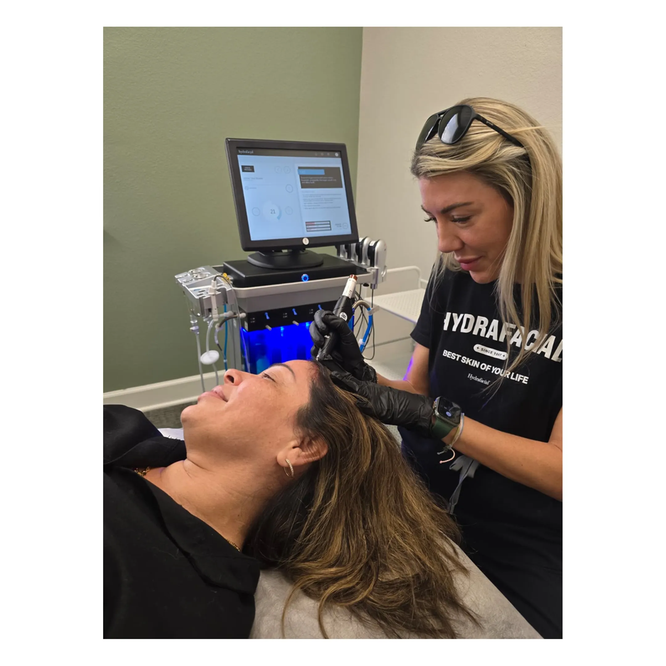 Step-by-step HydraFacial skin resurfacing and serum infusion process
