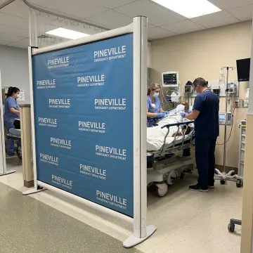Retractable privacy screens in an emergency department