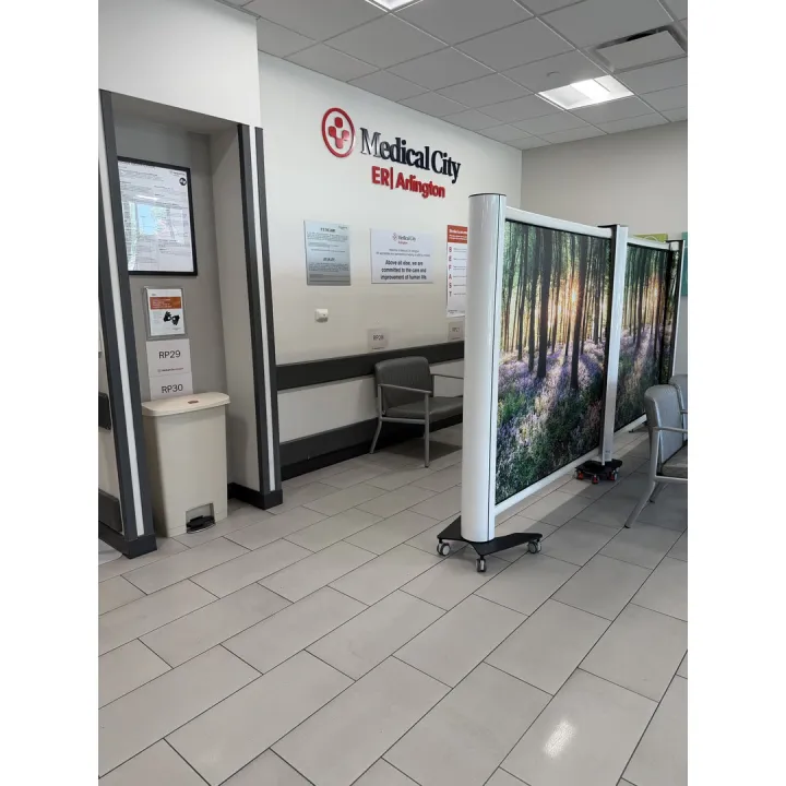 Retractable privacy screen in an emergency department treatment area