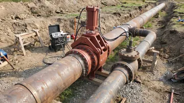 Folding head line stop assembly with bypass valve on pipeline