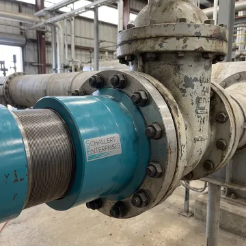 Hot tapping equipment installed on a pipeline valve