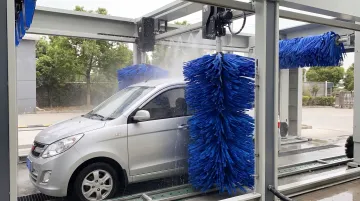 Automatic tunnel car wash with rotating brushes on vehicle exterior
