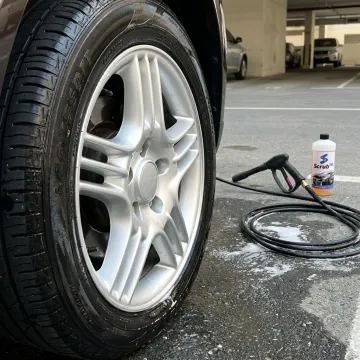 Clean car tyres and rims in Dubai