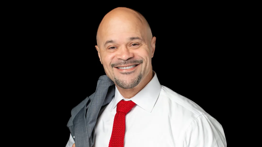 Shaan Rais Media founder demonstrating servant leadership values on commercial job site
