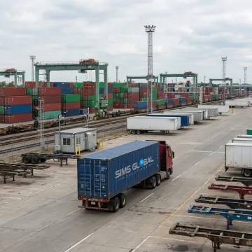 Drayage truck hauling container freight